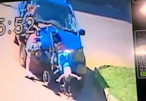 Huyó tras atropellar y arrastrar por unos 50 metros a una bebé con su carrito - ABC en el Este - ABC Color