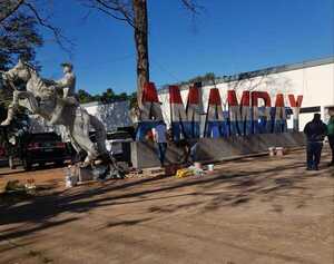 Realizan trabajos de reacondicionamiento en la explanada de la sede gubernamental - Radio Imperio 106.7 FM