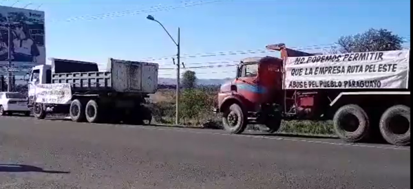 Camioneros protestan por sideral aumento del 200 % en el peaje de Ypacaraí - ADN Digital