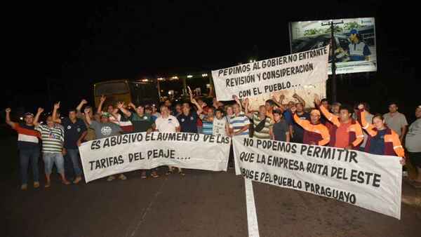 Camioneros en protesta por fuerte aumento del peaje de Ypacaraí