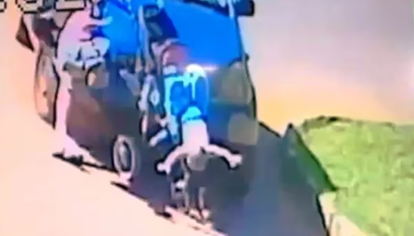 Atropelló y arrastró por unos 50 metros a una bebé con su carrito - Noticiero Paraguay