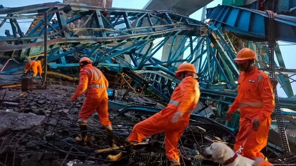 Colapso de una grúa deja 17 muertos en India