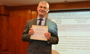 Otorgan reconocimiento al Dr. Hugo Casartelli, decano saliente de FACISA-UNE