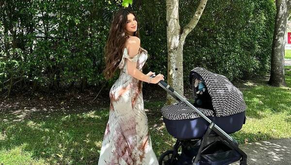 ¡Diosa total, Nadia Ferreira paseando a su bebé en Miami!