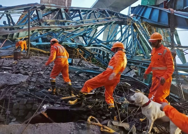 Al menos 20 trabajadores murieron en Bombay tras el colapso de una grúa de una obra en construcción - .::Agencia IP::.