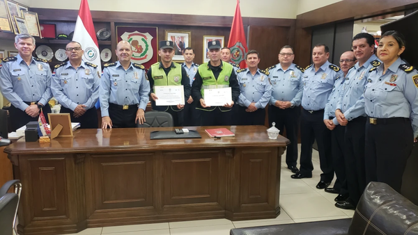 Comandante felicita a policías que se tirotearon con asaltantes - Noticiero Paraguay