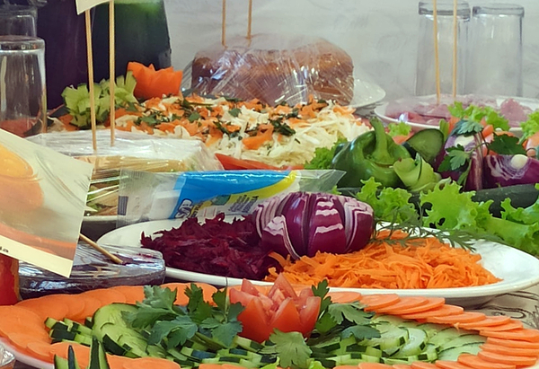 Primera cosecha de la huerta escolar en Juan L. Mallorquín - La Clave