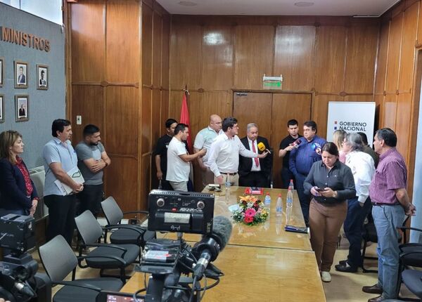 MOPC escuchó reclamo y analizará propuesta planteada por camioneros en reunión