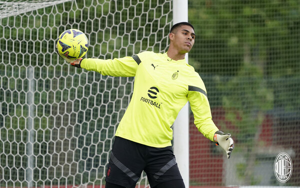 Versus / Devis Vásquez está para dejar el Milan y jugaría en Inglaterra