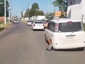 Video: con cepo puesto y cubierta destruida, conductor intentó escapar de la multa - Nacionales - ABC Color