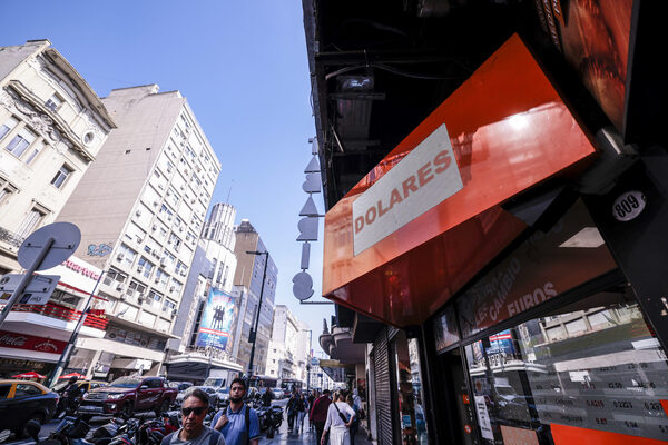 El precio del dólar bate un nuevo récord en el mercado informal de Argentina - MarketData