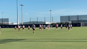 Versus / El "pintoresco" entrenamiento que realiza el equipo de Diego Gómez y Lionel Messi