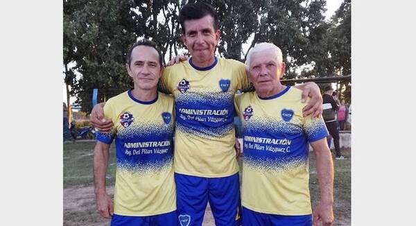 Con 67 años, pelotero demostró que aún puede darle a la pelota