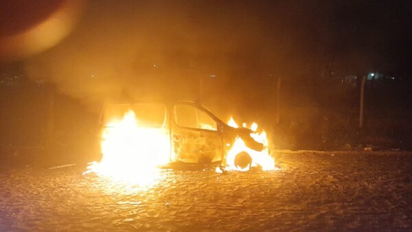 Automóvil arde en llamas en límite entre Asunción y Lambaré