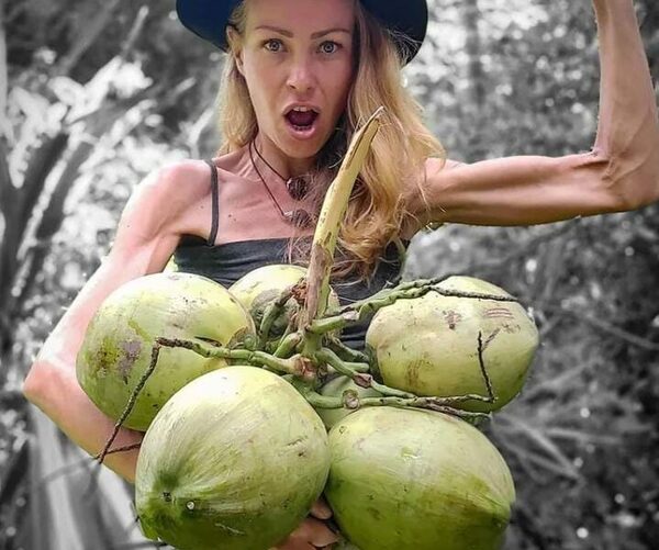 Una influencer vegana murió por inanición y agotamiento: solo comía vegetales crudos y no bebía agua