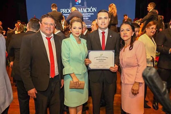 Renuncias en municipalidad del padre de Hernán Rivas - Política - ABC Color