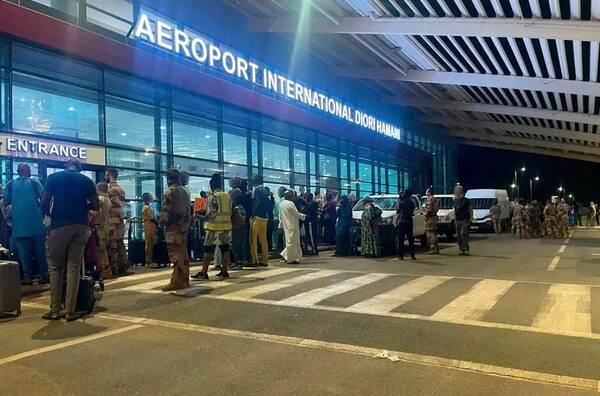 Niger: colectivo progolpista llama a movilizarse contra la evacuación de extranjeros - Mundo - ABC Color