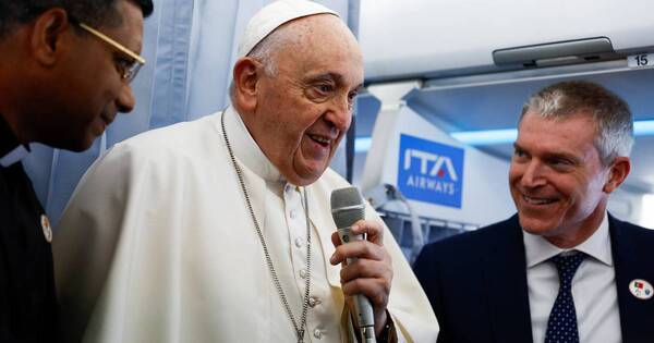 La Nación / El papa Francisco llegó Lisboa para cumbre con jóvenes: “Volveré rejuvenecido”