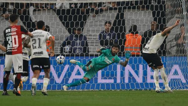 Corinthians remonta con dificultad ante el Newell's