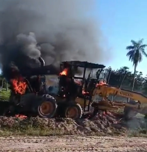 Motoniveladora de la Municipalidad de Horqueta consumida en fuego