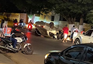 Automóvil volcó en la vía pública del barrio General Díaz - Radio Imperio 106.7 FM