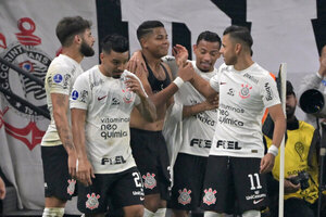 Versus / Corinthians remonta ante Newell's con asistencia de Ángel Romero en la Copa Sudamericana