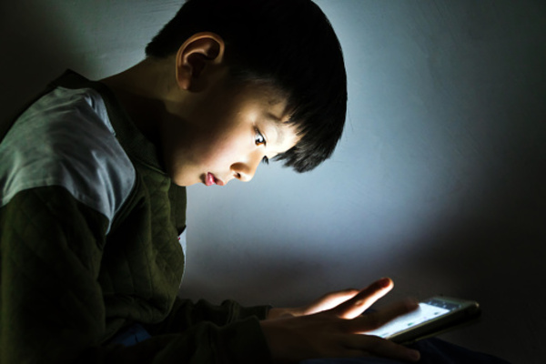 Diario HOY | China prohibirá a los menores de 18 años conectarse a internet de noche