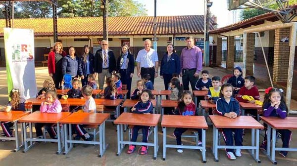 Intendente de Hernandarias entrega muebles pedagógicos a instituciones educativas del municipio | DIARIO PRIMERA PLANA