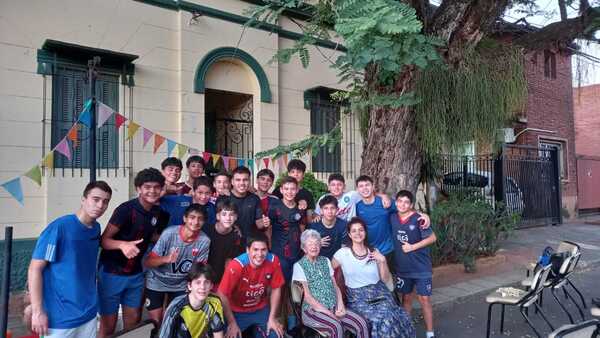 Organizaron “fiesta patronal’i” en honor a un árbol de más de 73 años