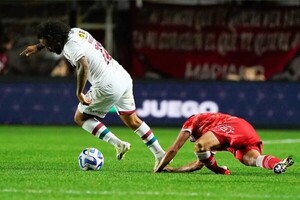 Jugador de Argentinos Juniors sufre grave lesión durante partido ante Fluminense - Unicanal