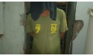 Degenerado fue reventado y metido en una valijera por mostrar su “asunto” a niños