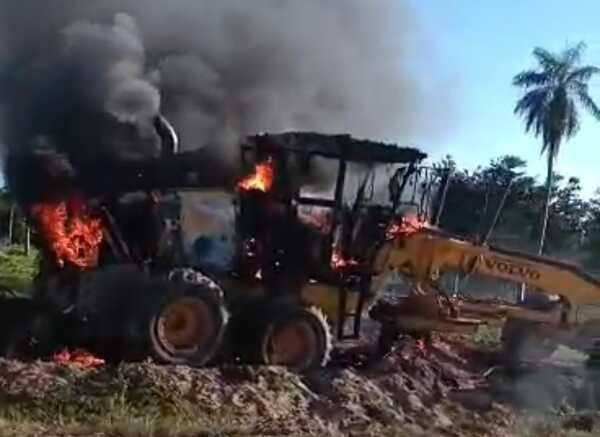 Máquina vial es consumida por el fuego en Horqueta | Radio Regional 660 AM