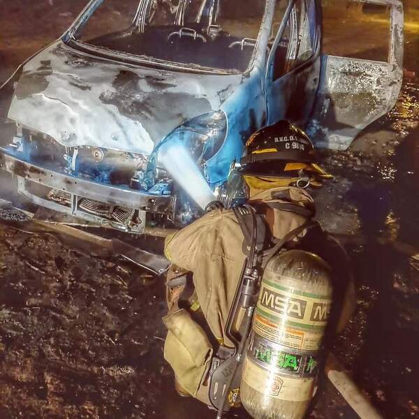Automóvil denunciado como robado fue hallado totalmente incinerado en Asunción