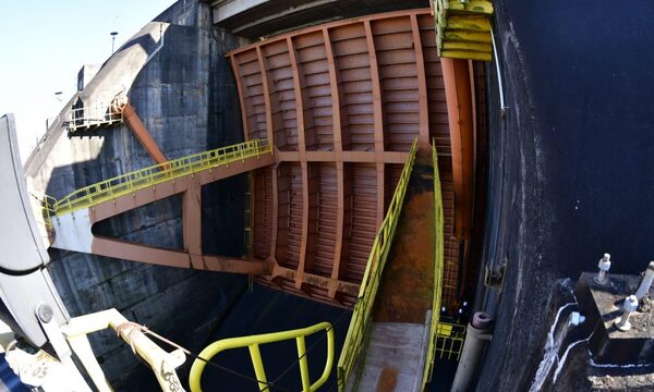 Realizan mantenimiento preventivo de compuertas del vertedero de ITAIPU