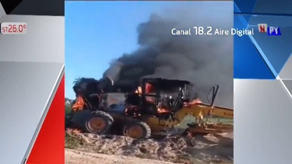 Incendio de motoniveladora municipal causó susto en Horqueta - Noticias Paraguay