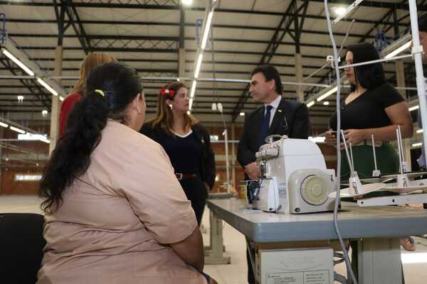 Pobladores de barrio San Francisco serán capacitados para inserción laboral en futura fábrica textil - .::Agencia IP::.