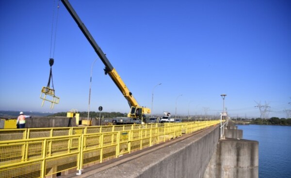 Realizan mantenimiento de compuertas del vertedero de Itaipu