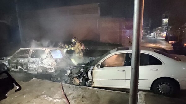 Bomberos controlan incendio de dos vehículos en Asunción