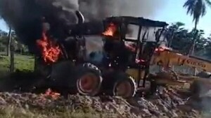 Tractor de Municipio de Horqueta se incendia en plenas tareas