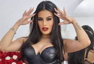 [GALERÍA] ¡Mamau! Con sensuales fotos, esta cuerona anunció su primera vez