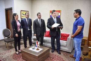 CONARE ENTREGA RECONOCIMIENTO AL GOBERNADOR DE ITAPÚA COMO «MECENAS DEL REFUGIADO»
