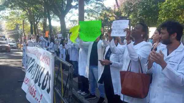 Estudiantes de carrera de Medicina clausurada piden que la Corte autorice emisión de sus títulos