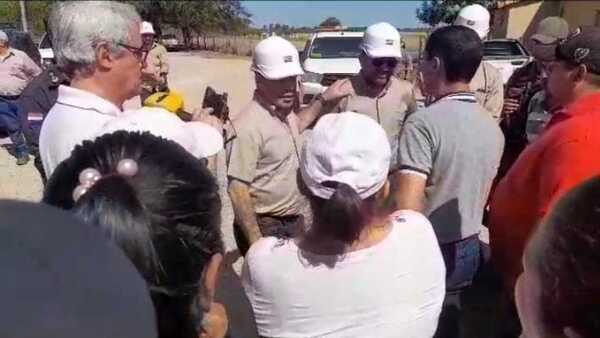 Presidente de ANDE fue recibido con reclamos en Fuerte Olimpo tras 40 horas sin energía eléctrica.