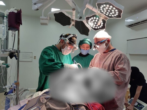 UN HITO MÉDICO EN EL HRE: ÉXITO EN CIRUGÍA DE FIJACIÓN ANTERIOR Y POSTERIOR DE COLUMNA LUMBAR POR PRIMERA VEZ