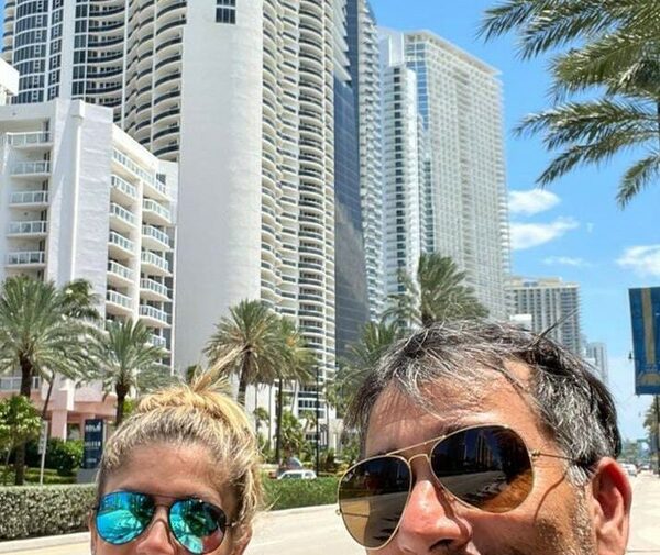 Nelson “Pipino” Cuevas y su doña de vacaciones por Yanquilandia