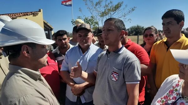 Fuerte Olimpo: usuarios se manifiestan en presencia del presidente de la ANDE - Noticias del Chaco - ABC Color