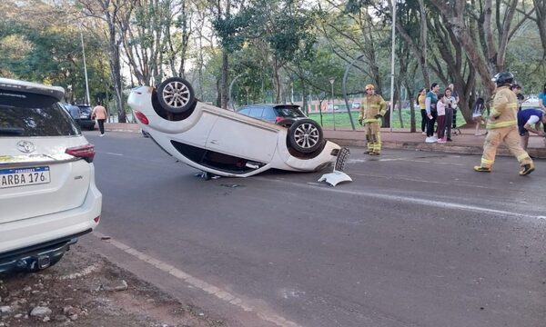 Triple choque y vuelco de vehículo