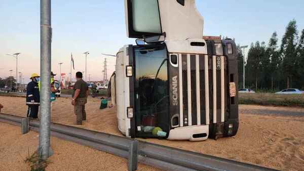 Camión con 32 toneladas de soja vuelca en Concepción