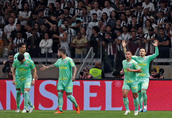 Versus / El Palmeiras de Gustavo Gómez sacó un gran triunfo en su visita al Atlético Mineiro