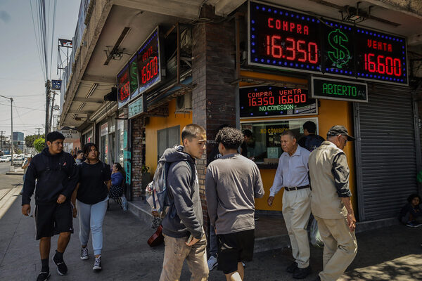 Decremento en costo del dólar afecta a mexicanos que reciben remesas en la frontera norte - MarketData